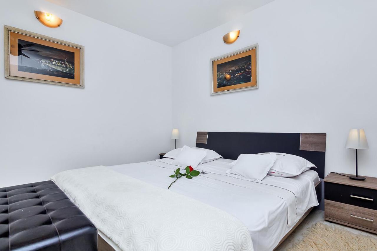 Apartment Lory *