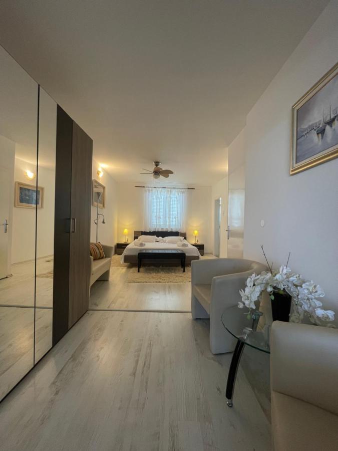 Lory Apartment *